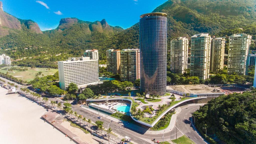 里约热内卢Hotel Nacional Rio de Janeiro - OFICIAL的享有城市的空中景观,拥有建筑和山脉