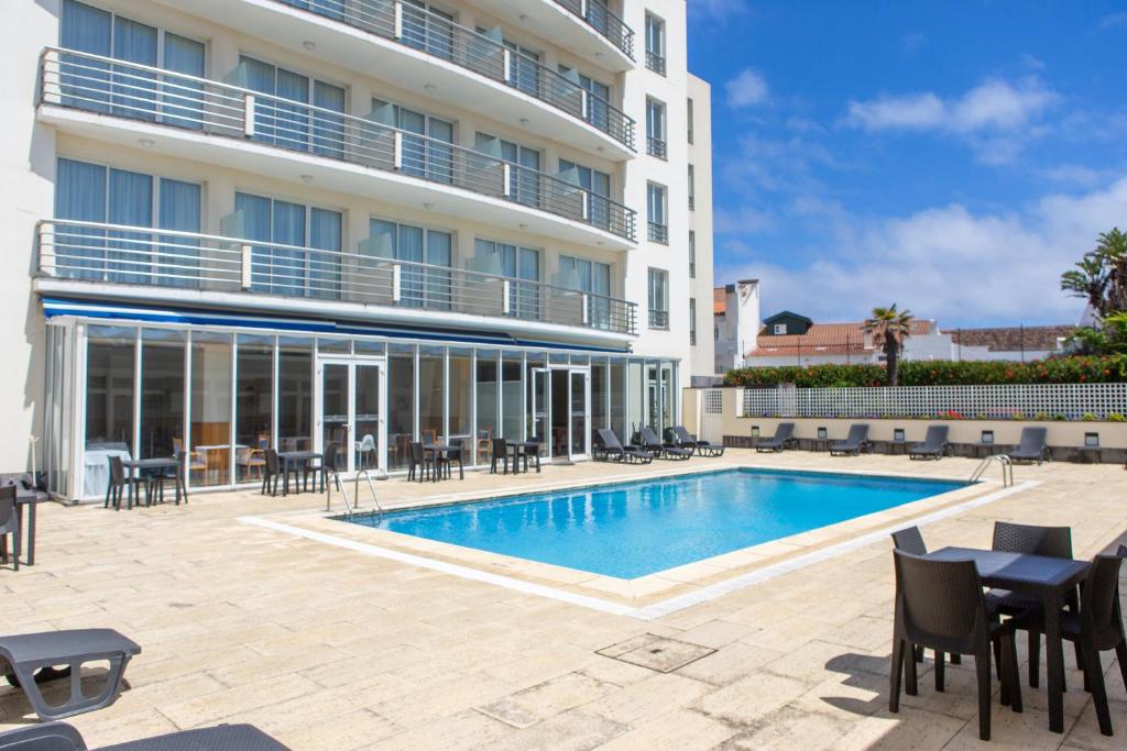 蓬塔德尔加达MS Vila Nova的一座带游泳池和大楼的酒店