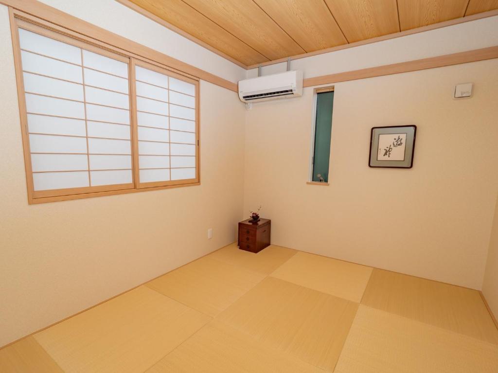 镰仓市Kamakura International House Japanese-style room w Shower Toilette - Vacation STAY 11585的一间空房间,设有窗户和风扇