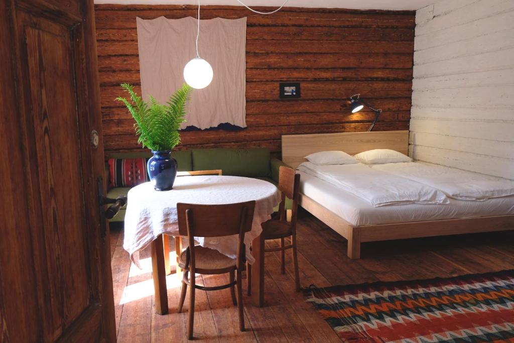 艾纳日Design apartments Jūrmāja的一间卧室配有桌子、床和桌椅