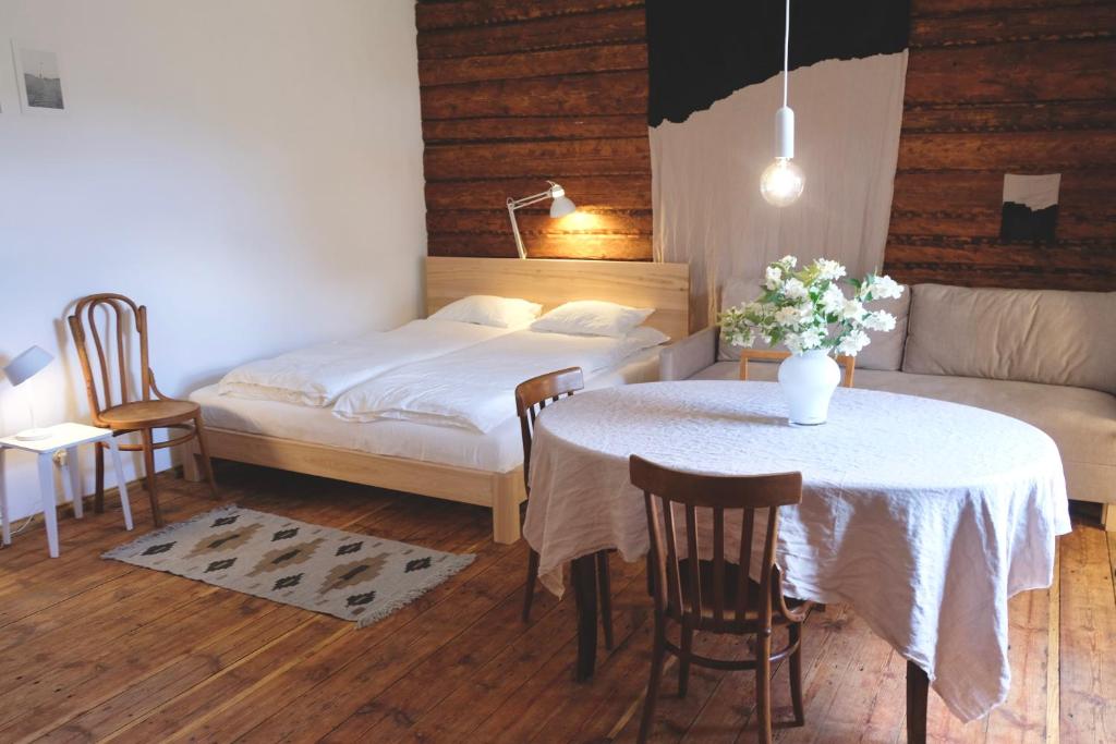 艾纳日Design apartments Jūrmāja的一间卧室配有一张床、一张桌子和一张沙发