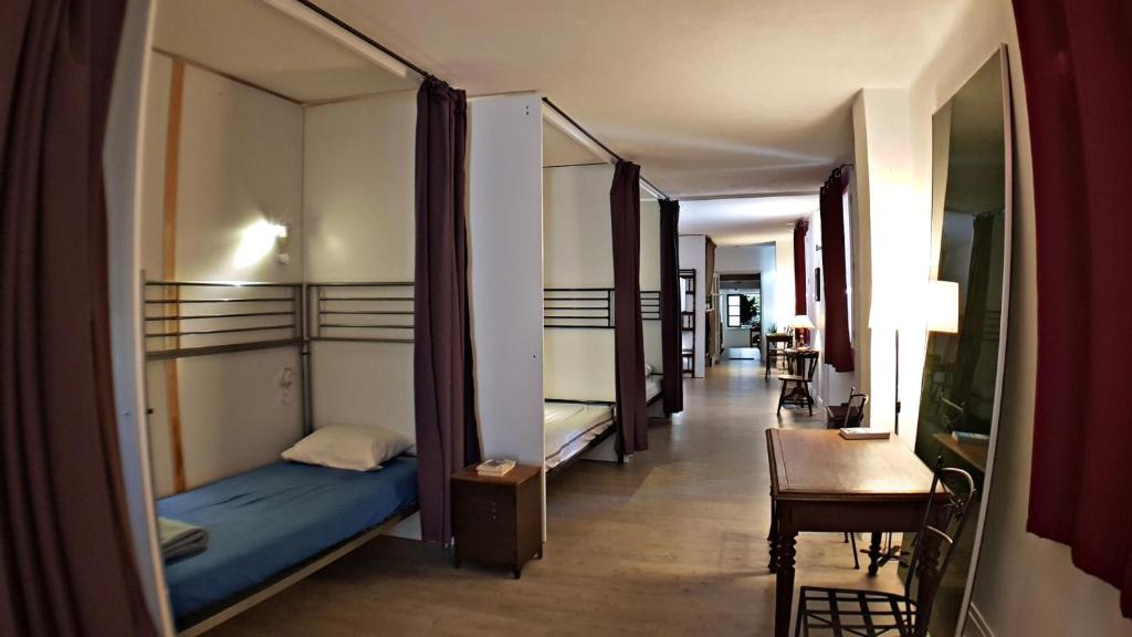 圣让皮耶德波尔Gîte BIDEAN的走廊上设有几张双层床。