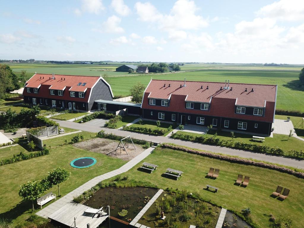 登堡Nieuw Leven Texel的享有大建筑的空中景致,设有庭院