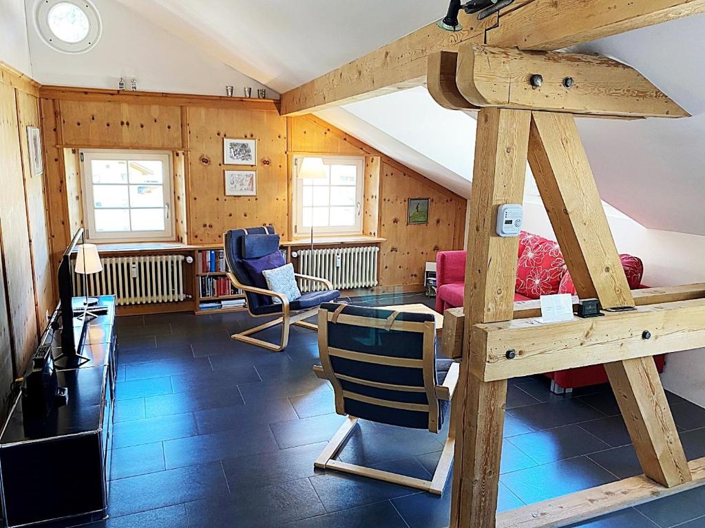 蓬特雷西纳Dachwohnung im Alpenstil, 60m2 für 2P, mit Garage - BM186的带阁楼的客房,配有一张床和椅子