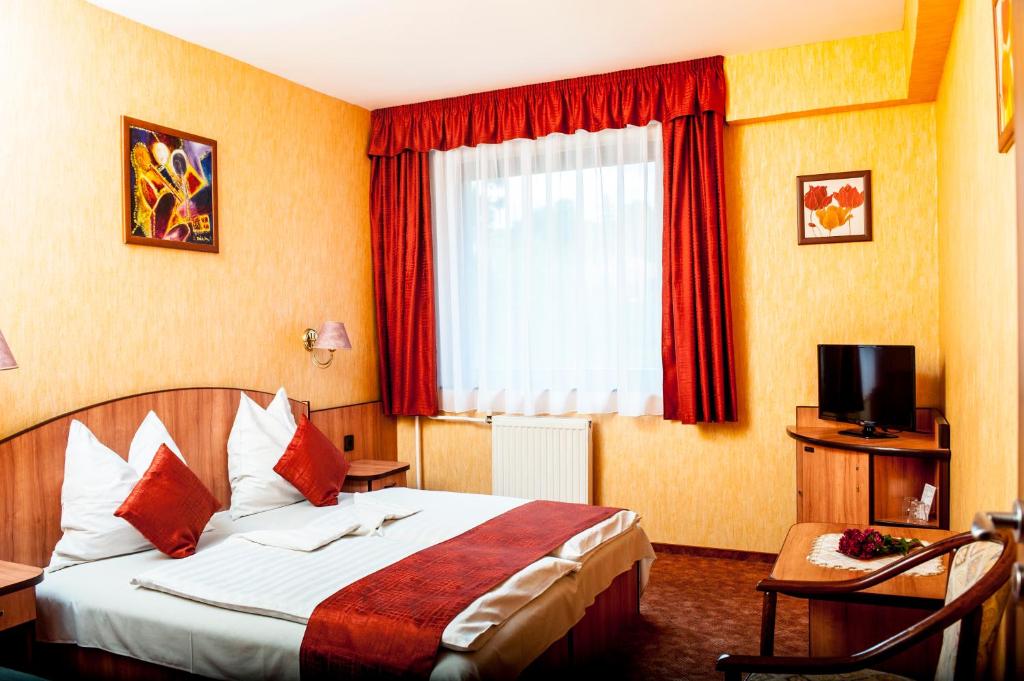 布达佩斯贝娅特丽克丝酒店的酒店客房设有床和窗户。
