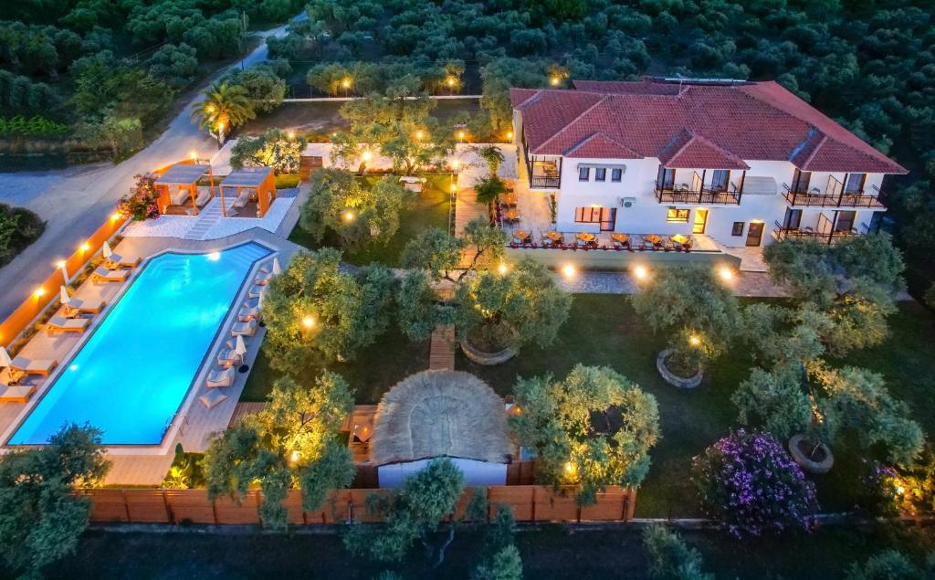 斯卡拉拉乔伊Nefeli Fresh Hotel by Del Mare的享有带游泳池的房屋的空中景致