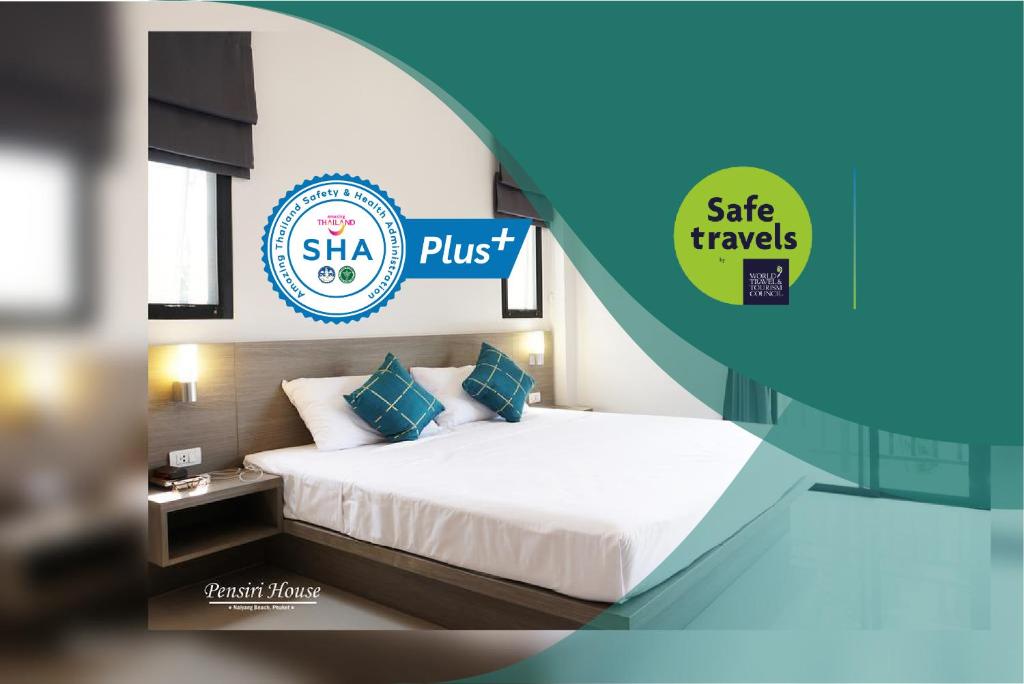 奈扬海滩Pensiri House - SHA Extra Plus的一张带床的卧室的海报和销售跟踪器