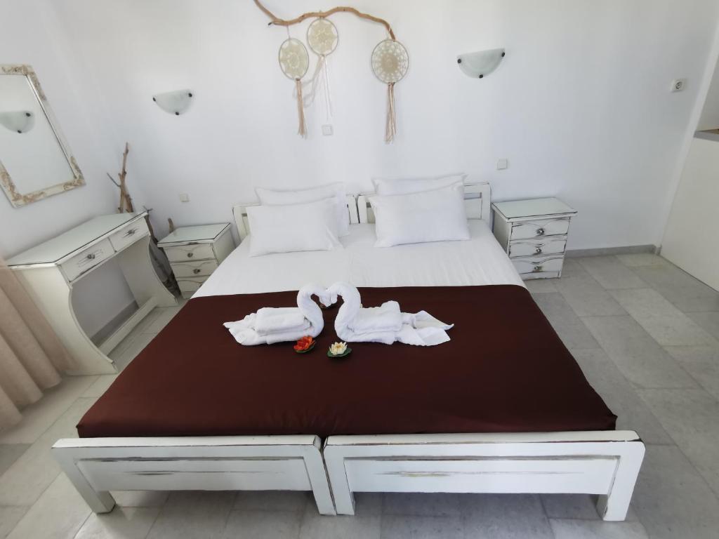 阿吉奥斯普罗科皮奥斯Vitzileos Studios的一间卧室配有带毛巾的床