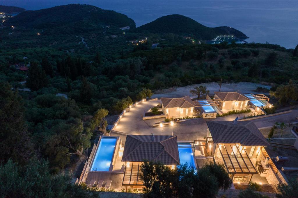 波帝卡Horizon Ionian Villas的享有别墅空中景色,晚上设有游泳池