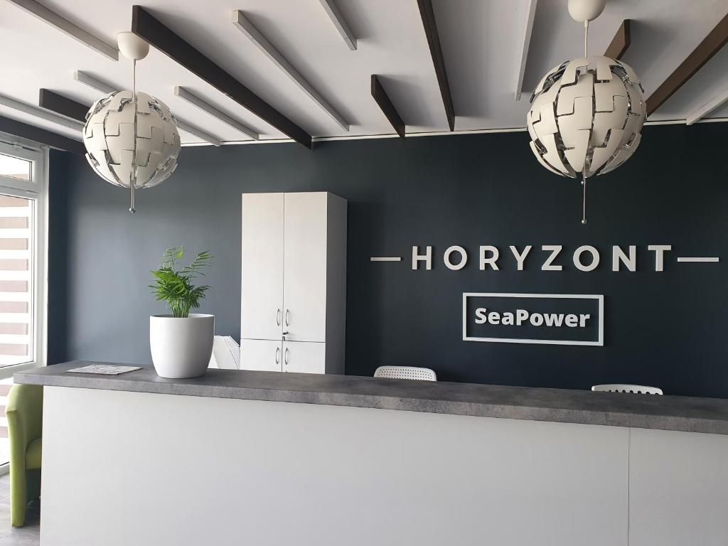 加茨比亚格拉Sea Power Horyzont的配有两个大灯的前台台