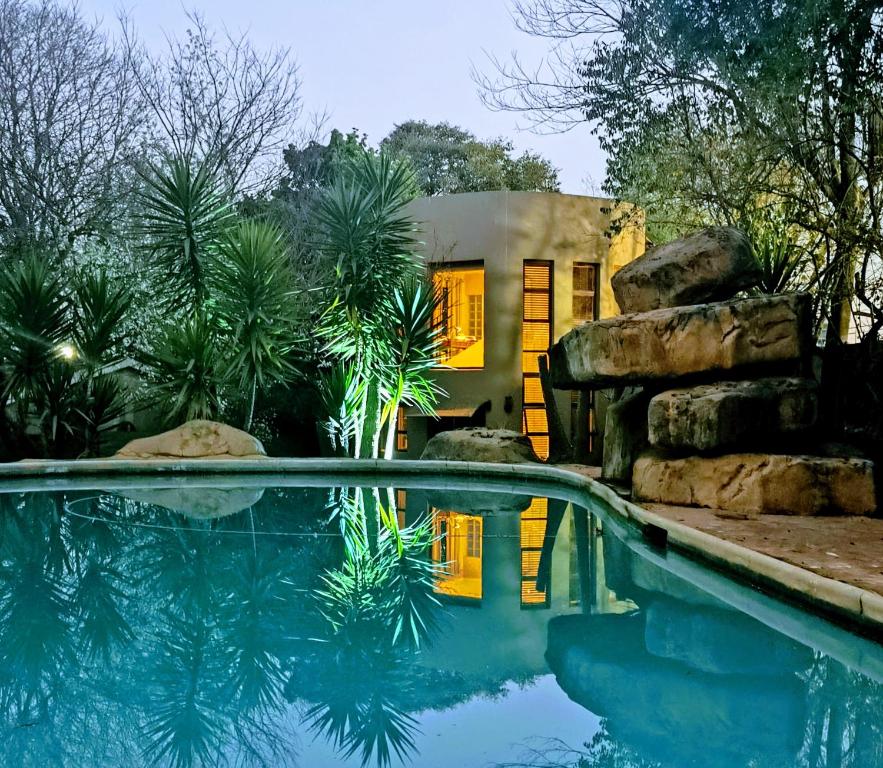约翰内斯堡月花度假屋的一座房子前面设有游泳池
