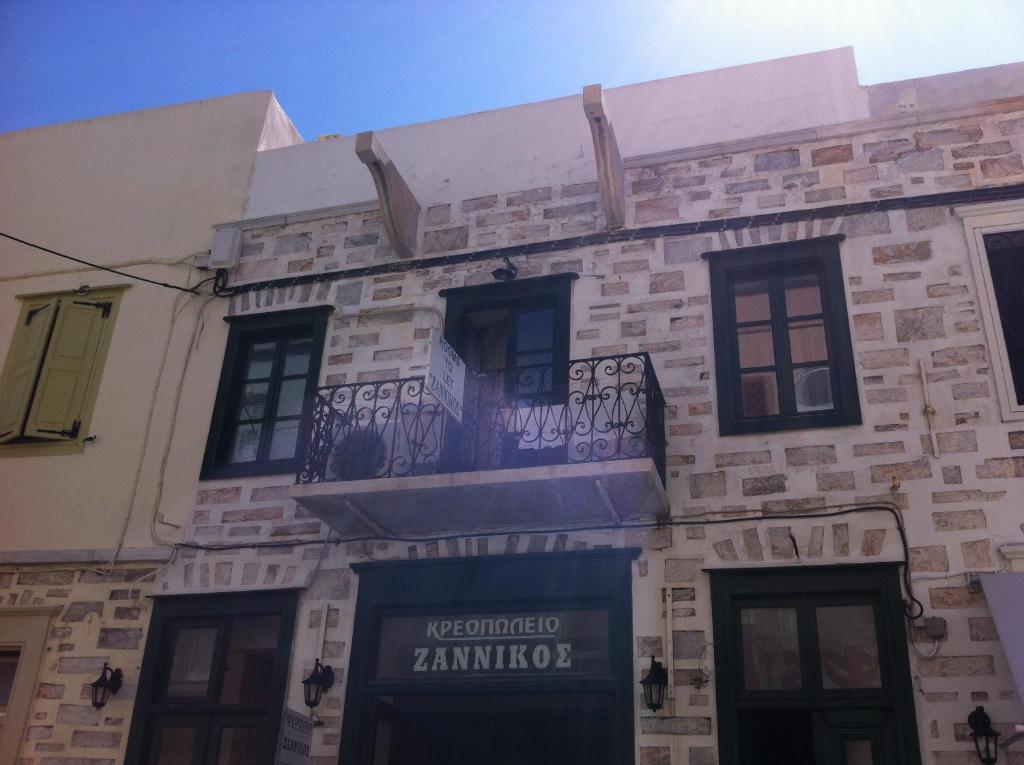埃尔莫波利斯Zannikos Rooms的一侧带阳台的建筑