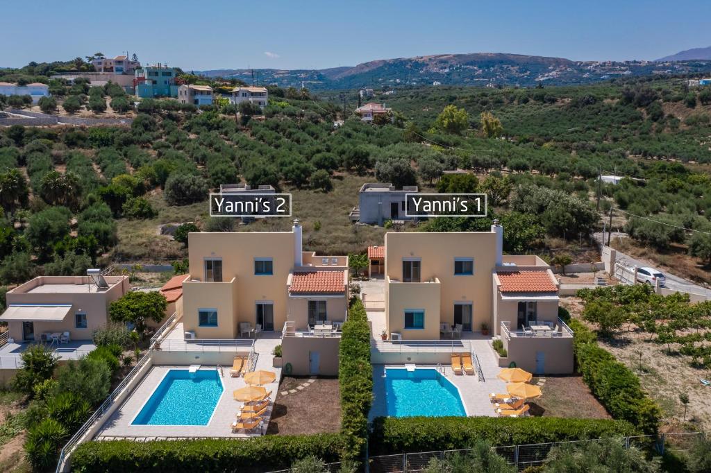 阿德里安诺斯坎波斯Yanni's Villas的一座别墅的图象,设有两个游泳池