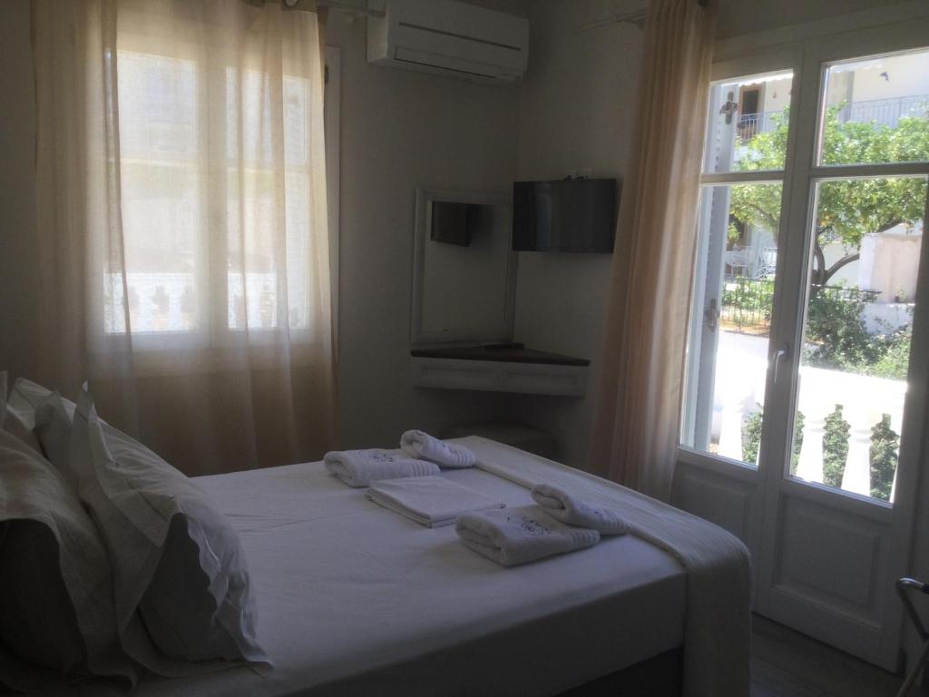 斯派赛斯Kochyli Hotel的一间卧室配有带毛巾的床