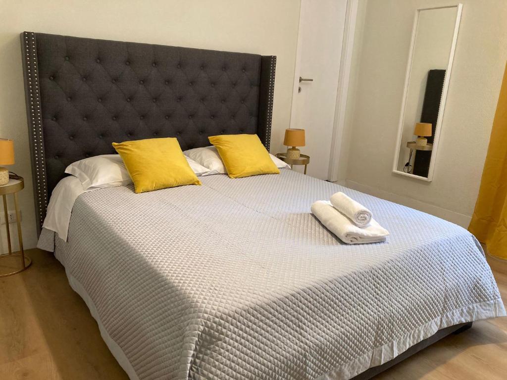 罗马FAIROME Guest House的一间卧室配有一张大床和两条毛巾