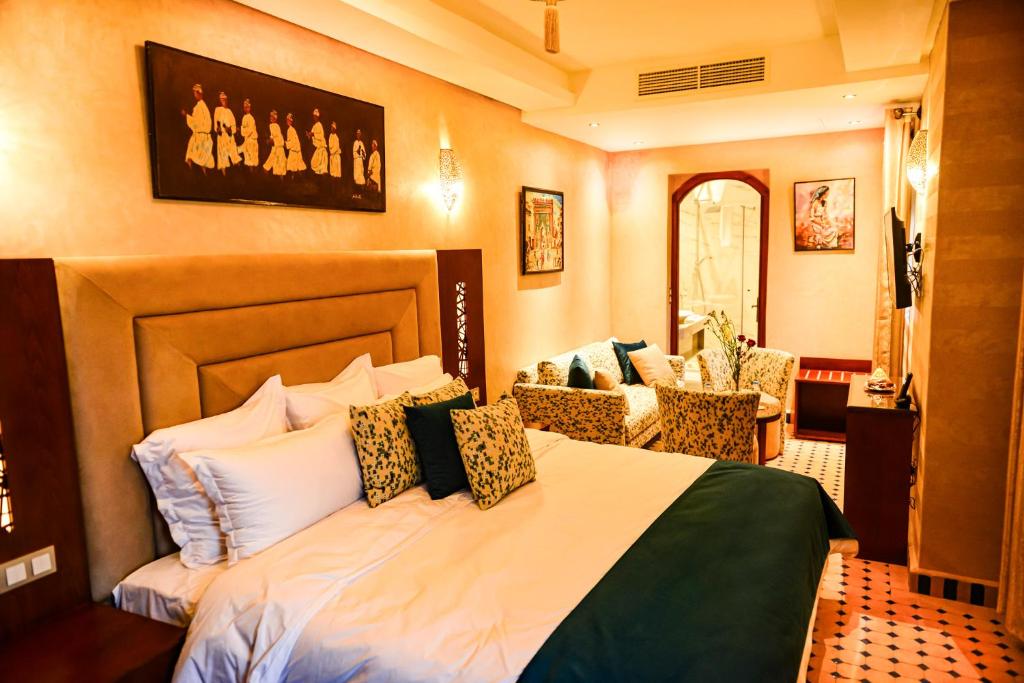 拉巴特Riad Al mazhar的一间卧室,卧室内配有一张床和椅子
