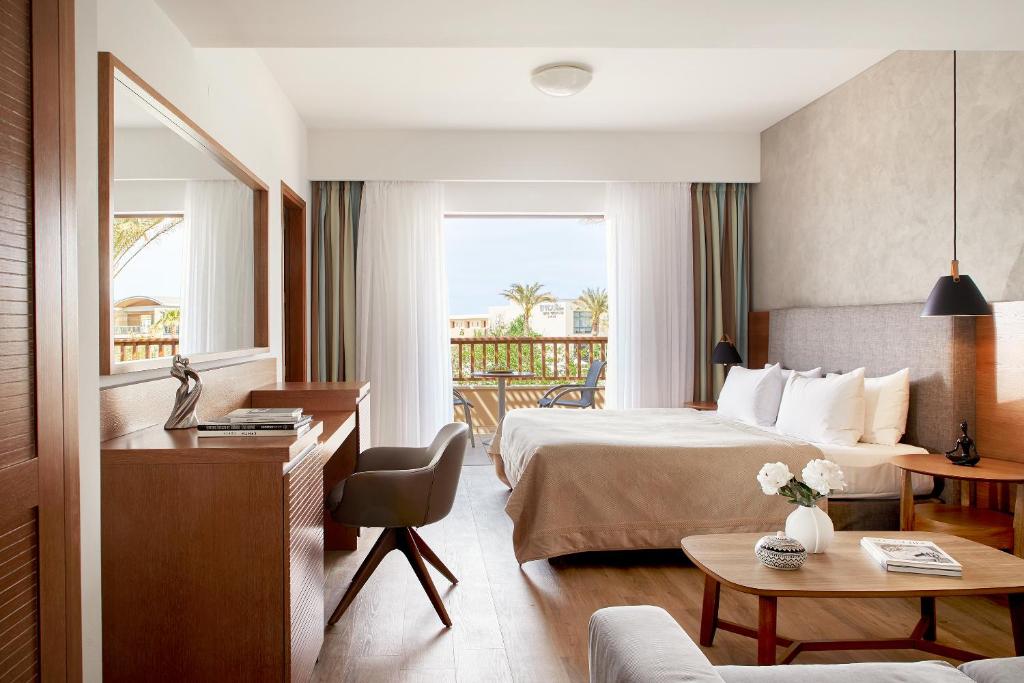 普拉塔尼亚斯Minoa Palace Resort的酒店客房设有一张床和一个阳台。