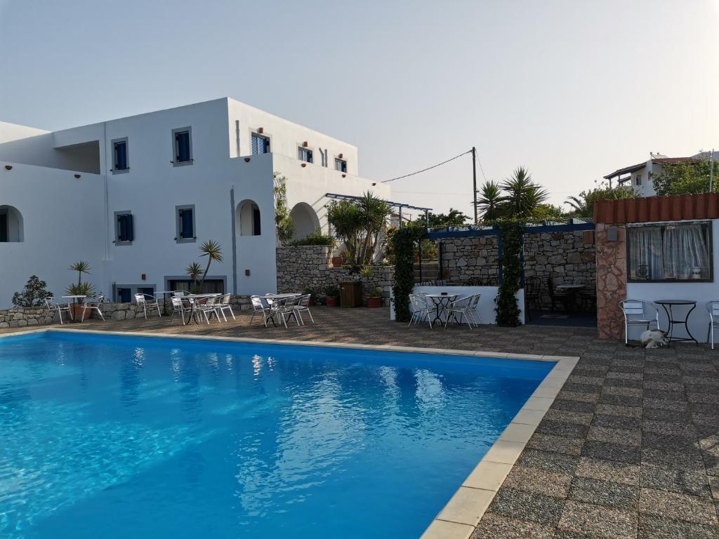 LivadiMylos的一座带建筑物的房子前的游泳池
