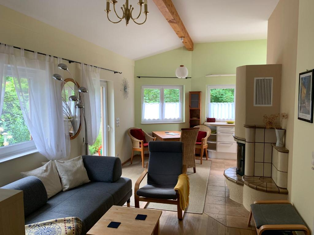 万德利茨Ruhiges Ferienhaus Wandlitz的客厅配有沙发和桌子
