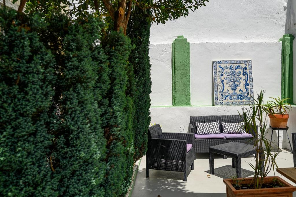 里斯本里斯本露台旅舍的绿树成荫的庭院旁设有长凳