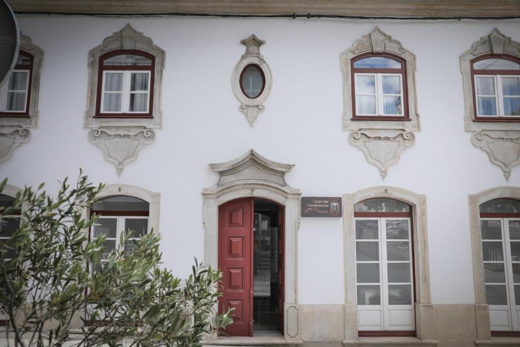 洛萨Casa Das Condessinhas的白色的建筑,有红色的门窗