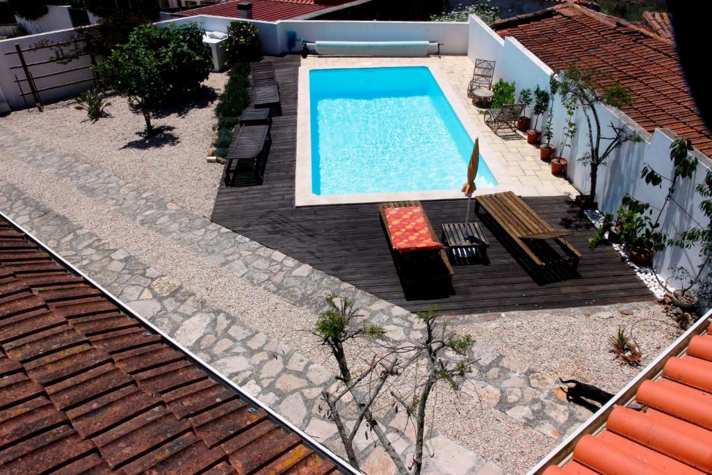AlfeizerãoTir Na Nog的后院游泳池的顶部景色