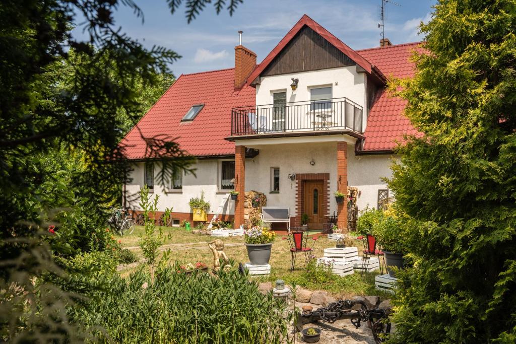 DębogardSielski wypoczynek blisko Kołobrzegu的一座大型白色房屋,设有红色屋顶