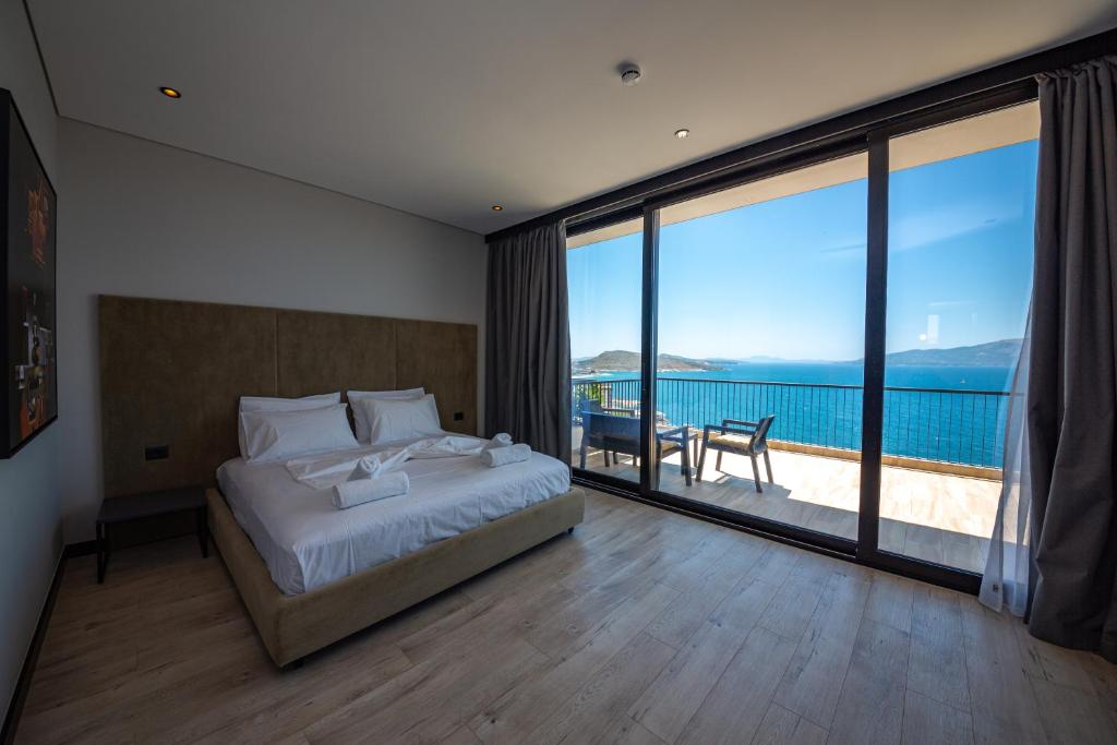 萨兰达Apart-Hotel Lili2的一间卧室配有一张床,享有海景