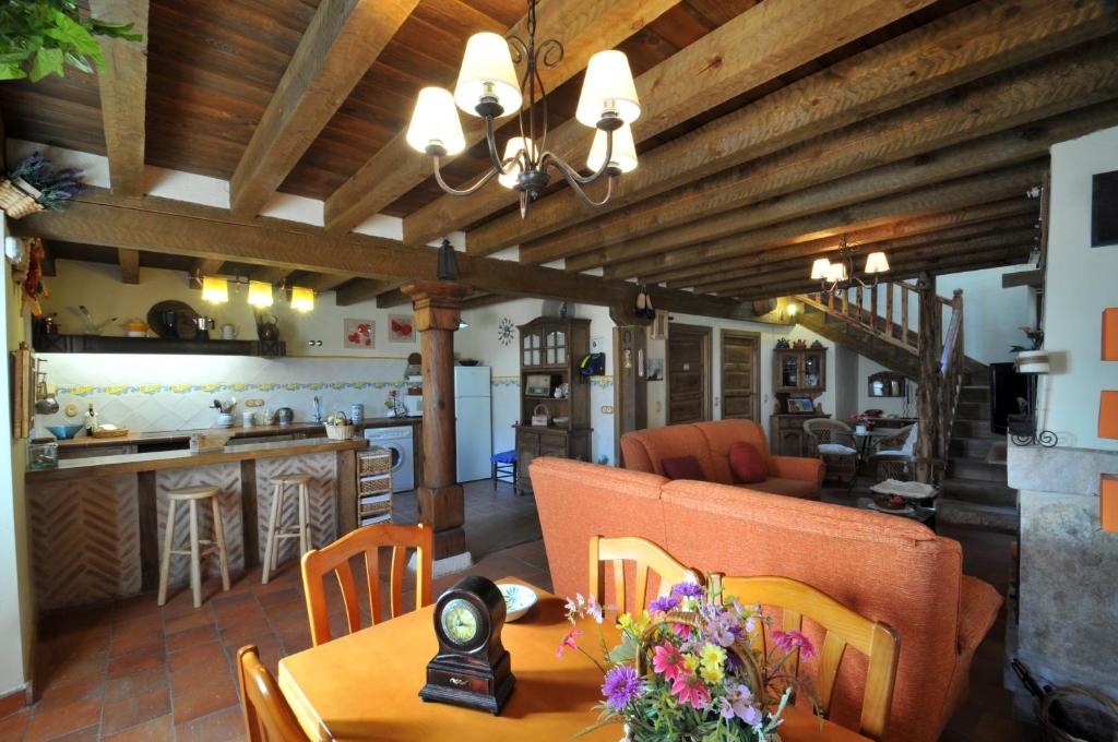 Caballar拉富恩特日帕维亚酒店的厨房以及带桌椅的起居室。
