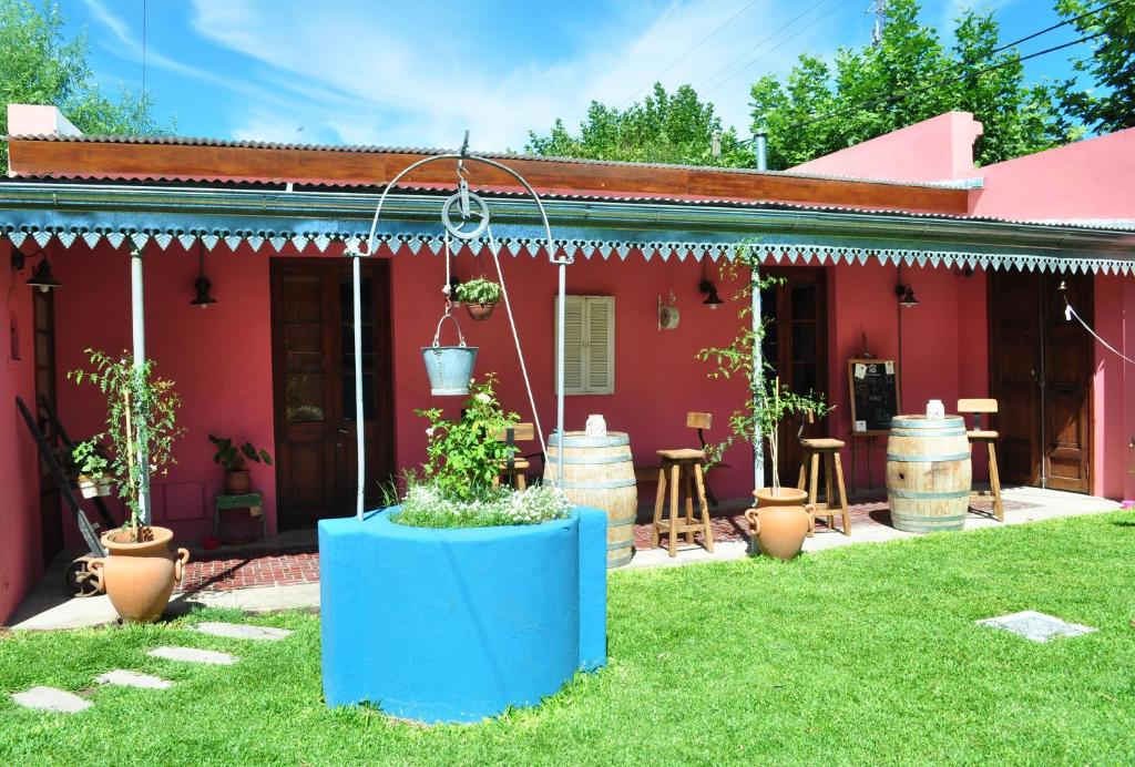 乌里韦拉雷亚Como Entonces的前面有一张蓝色桌子的红色房子
