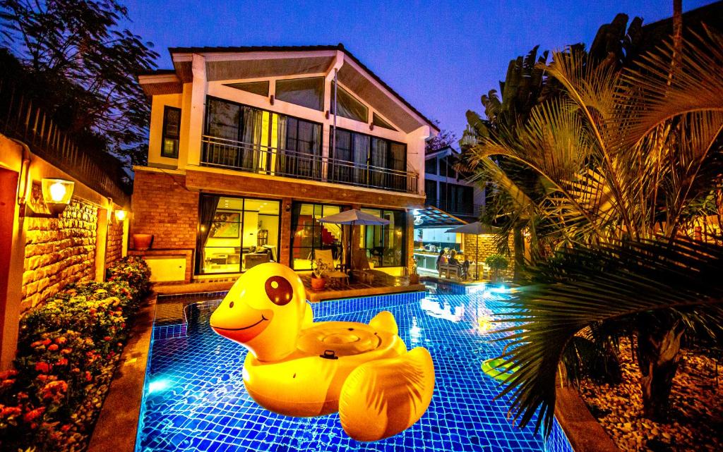 北芭堤雅4普尔维拉斯度假屋的一座房子前面带大橡皮鸭的游泳池