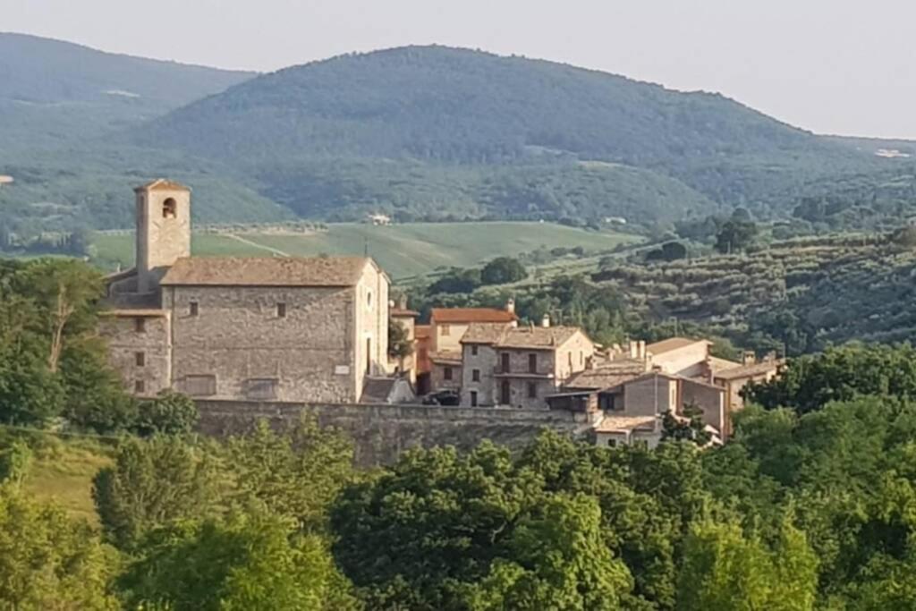MarcellanoCasetta del borgo的一座有塔的山丘上的一群房子