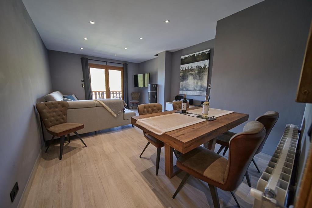 索尔德乌Soldeu Gall de Bosc Luxury Apartment apt Bon aire的客厅配有木桌和椅子