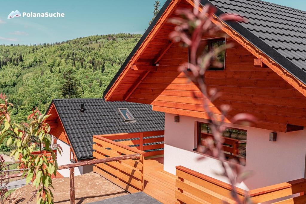 什切尔克Polana Suche的小木屋设有甲板和屋顶