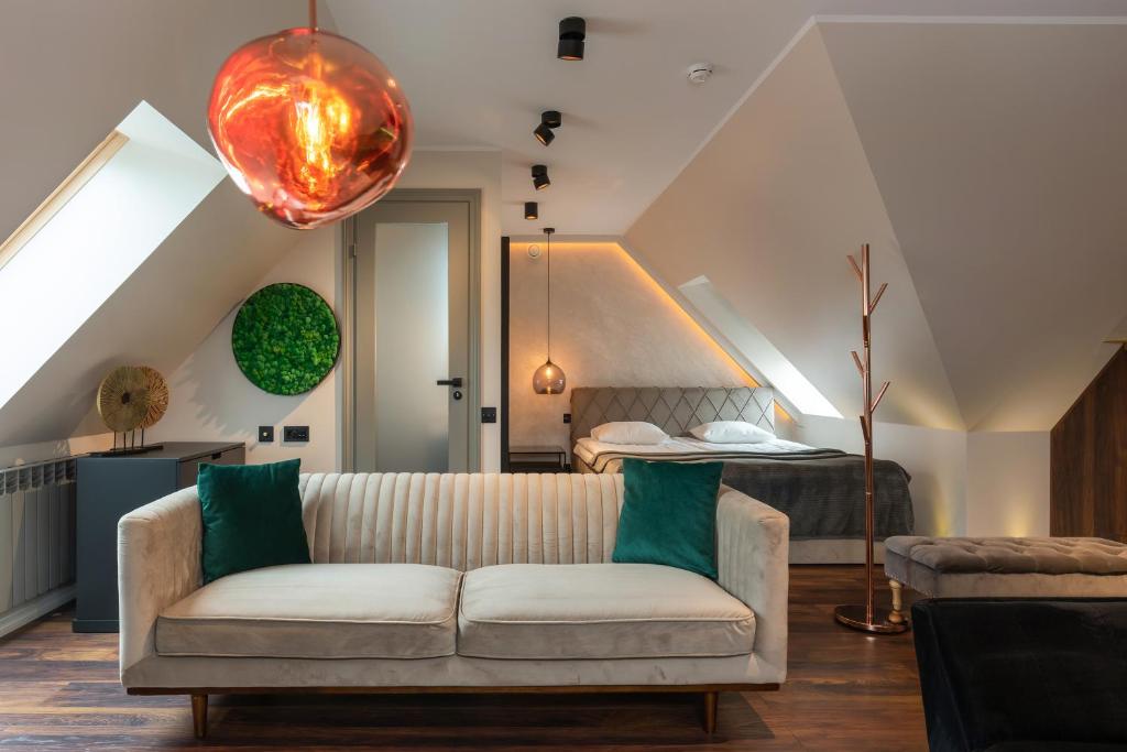 珀尔瓦Põlva Maja apartments - contactless check-in的客厅配有带绿色枕头的沙发