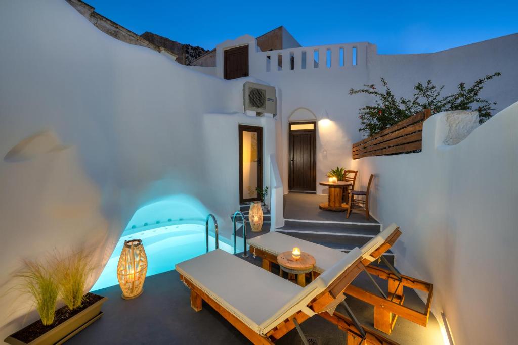 梅加洛克里Aegean Mist Luxury Suites的一座带游泳池和房子的别墅