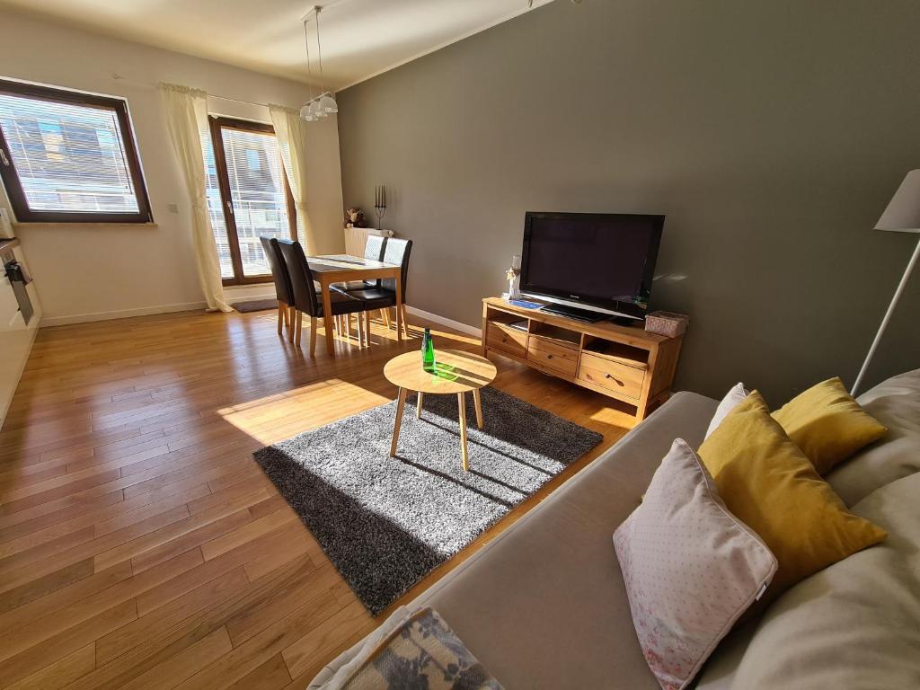 华沙Warsaw Apartment Sarmacka的客厅配有沙发和桌子