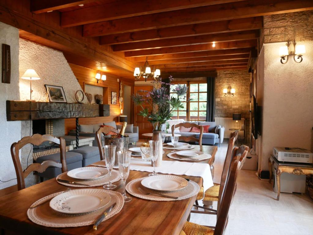 梅杰夫Chalet Horizon Blanc的一间带木桌和椅子的用餐室