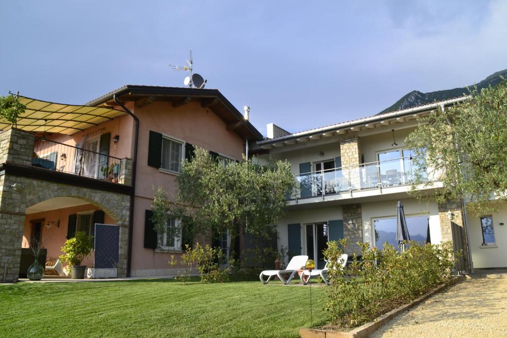 马尔切西内"Villa Giulia Nicole" Apartaments- Country House的前面有草坪的房子
