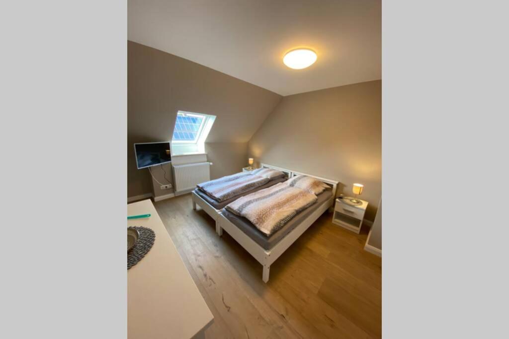 EddelakFerienwohnung Zwischen Eider u. Elbe的一间卧室配有一张床和一台电视