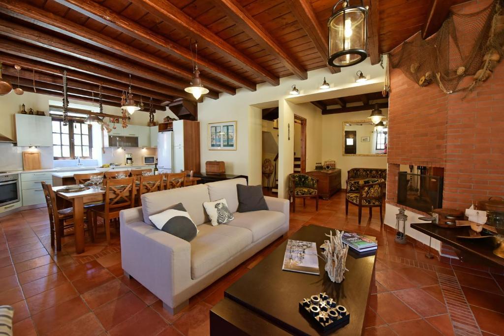 伊兹拉Kamini's Tranquility Retreat的带沙发和桌子的客厅以及厨房。