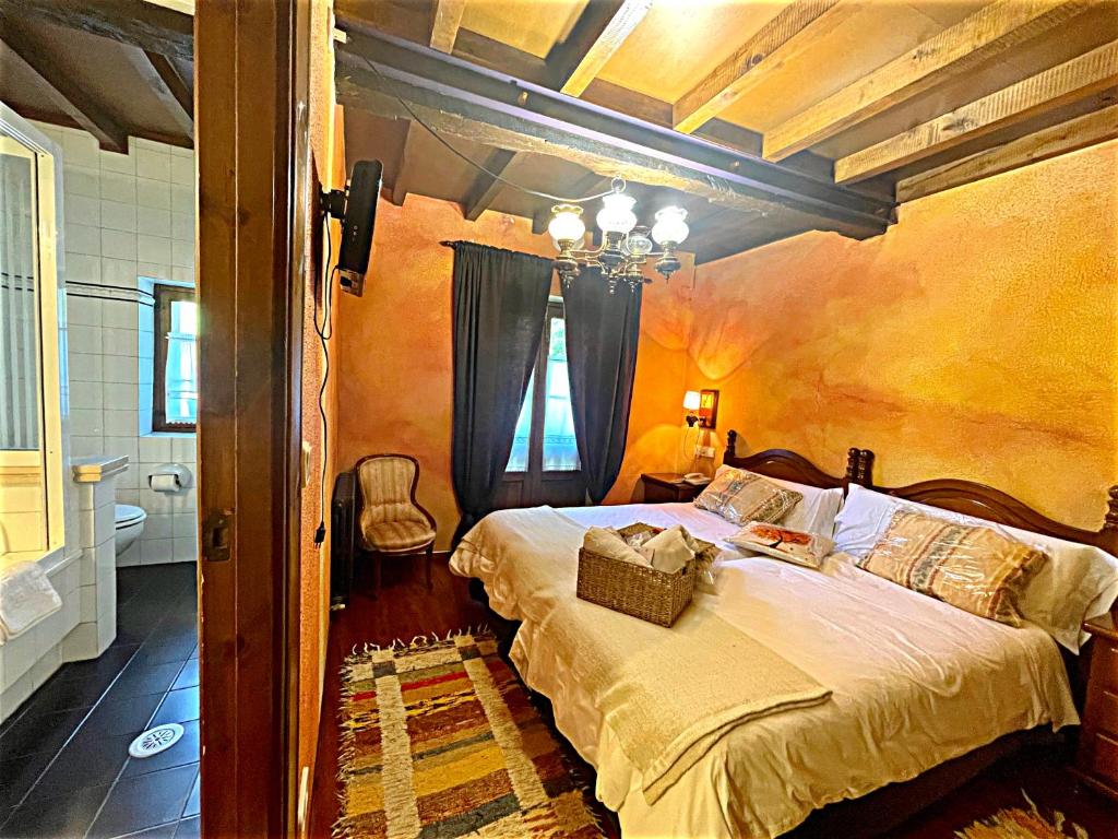 La Riera佩尼亚尔瓦酒店的一间带大床的卧室和一间浴室