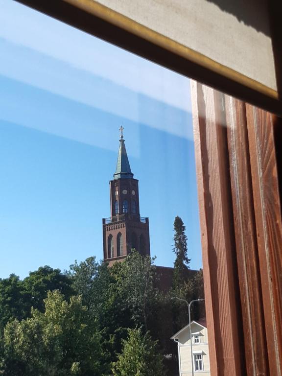 萨翁林纳Keskustan kaksio parvekkeella, ilmastoitu.的教堂陡峭的窗户