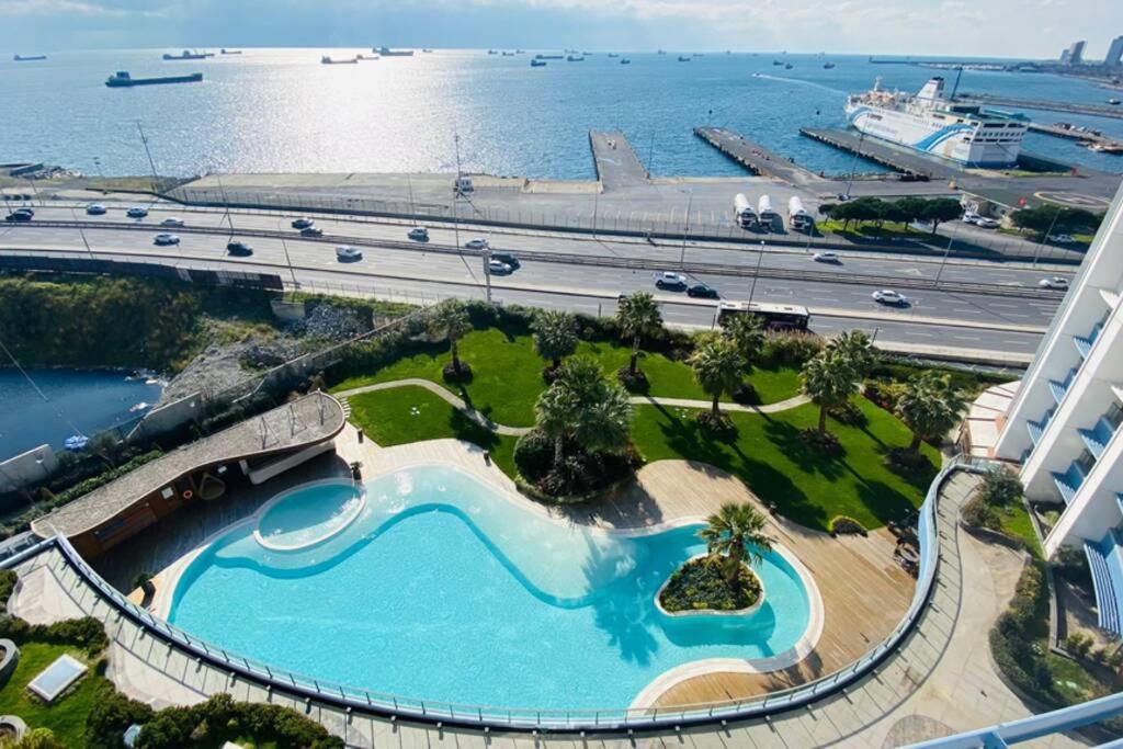 伊斯坦布尔Luxury 2 Room Suite Apartment With Seaview In Center的享有游泳池的顶部景色,背景是大海