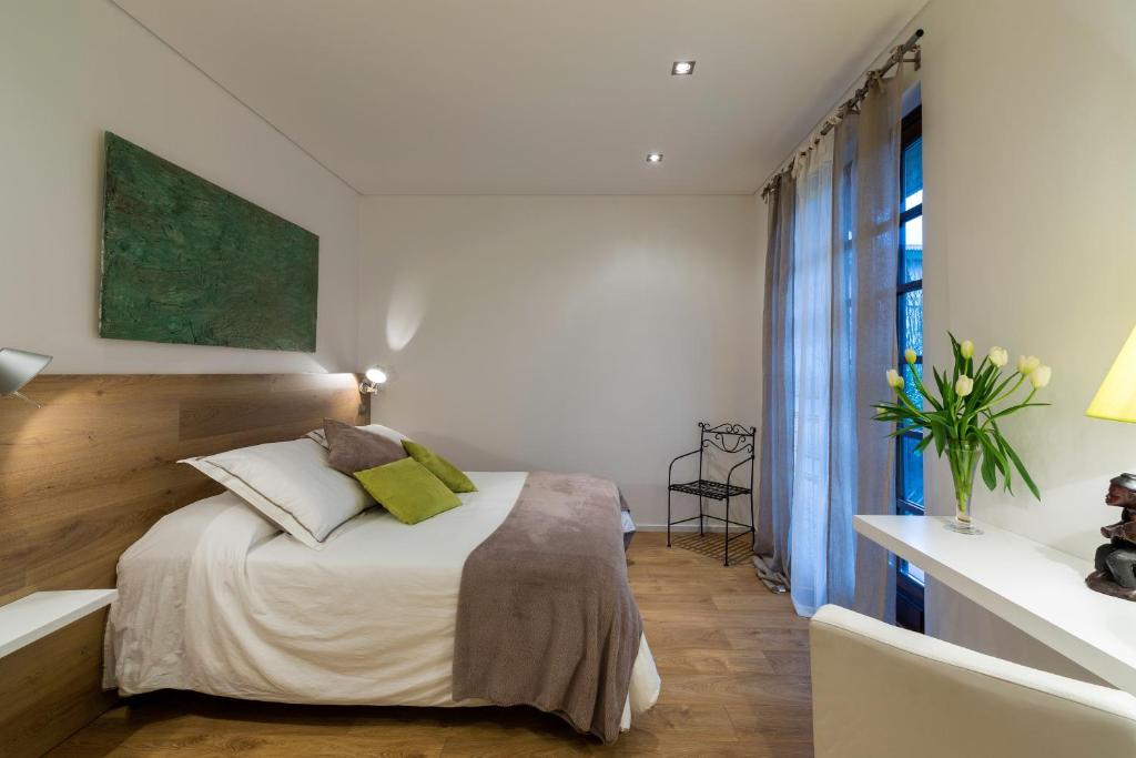 日科德尔格尔福迪艾斯Apartment Acero Rosso的一间卧室设有一张床和一个大窗户