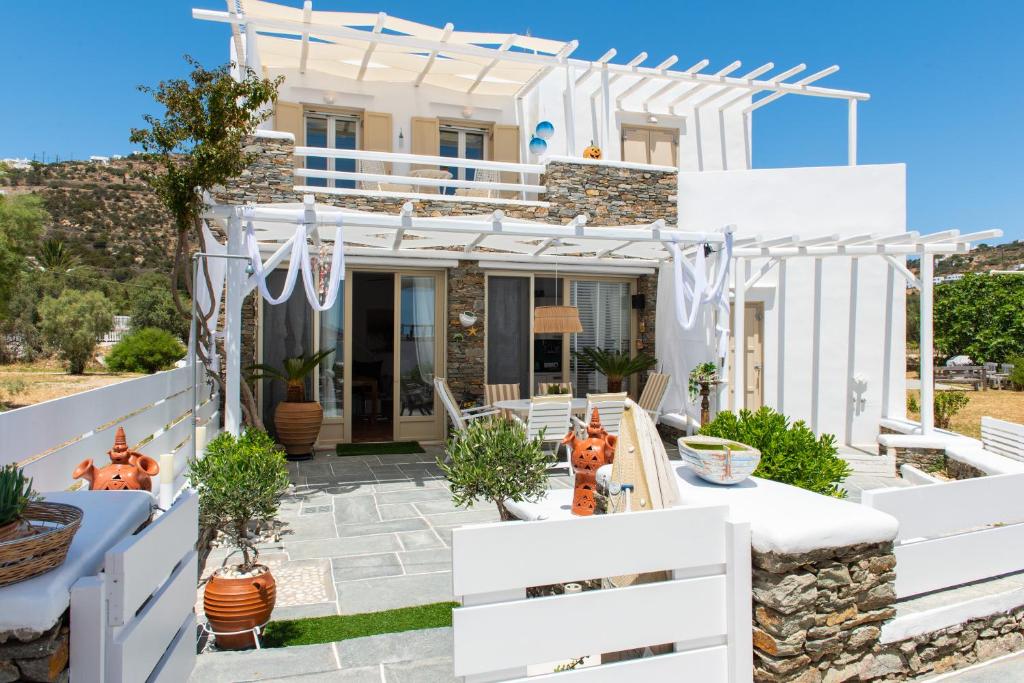 普拉提伊亚洛斯西弗诺斯Miles Away Sifnos - Beachfront House的白色的房子,有白色的围栏