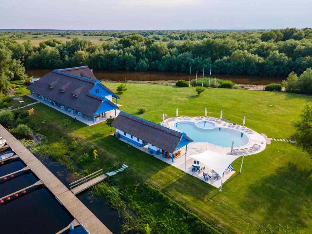 克里尚Cherhana Resort的享有带游泳池的房屋的空中景致
