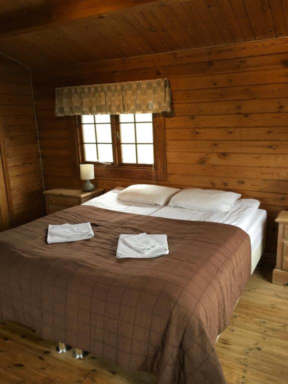 雷克霍特Heidi Cabin的一间卧室配有一张大床和毛巾