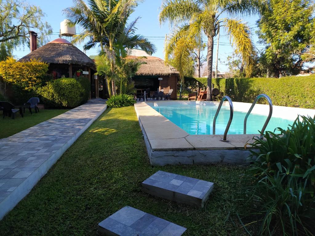 科隆Cabañas Rincón del Río的一座游泳池,位于一个与度假村的庭院内
