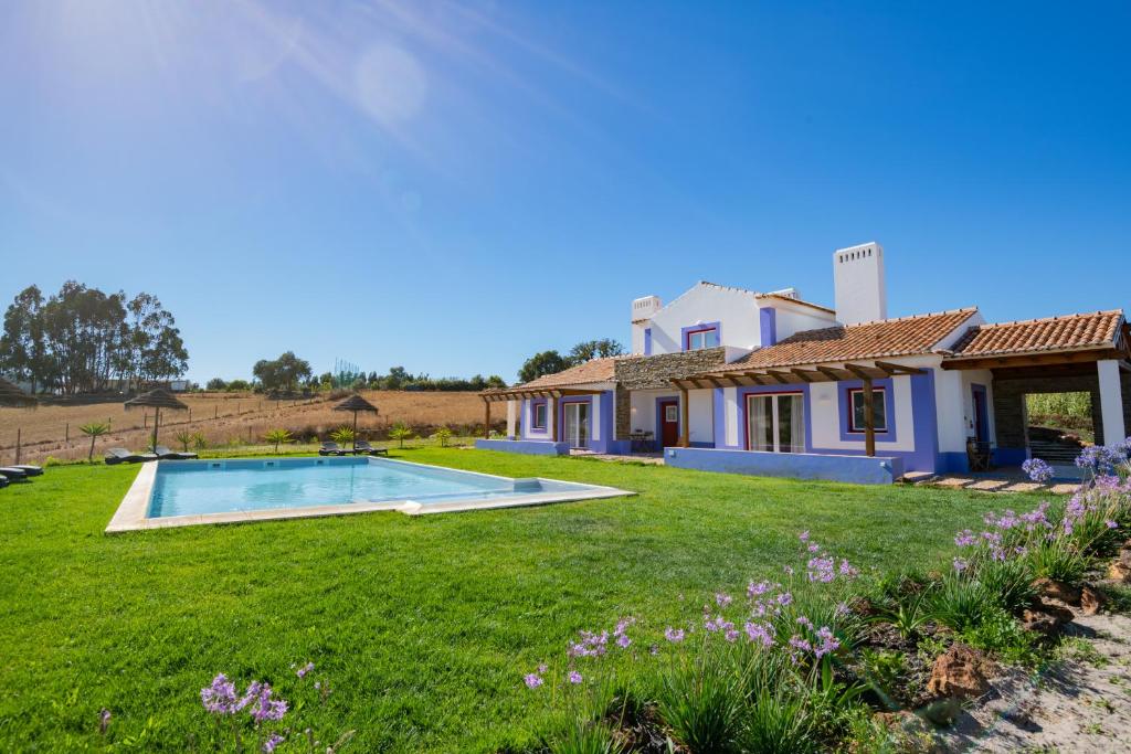 塞卡尔Ares do Monte - Turismo Rural的一座带游泳池的庭院